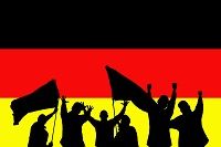 Fans vor einer Deutschland Flagge