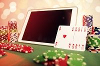 Ein Smartphone und verschiedene Spielutensilien aus dem Casino werden abgebildet