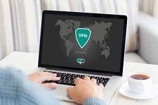 Hier ist ein PC Nutzer zu sehen, der ein VPN nutzt