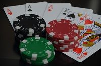 Hier sind Pokerchips und Spielkarten zu sehen