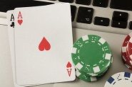 Zwei Asse, Pokerchips und eine Tastatur