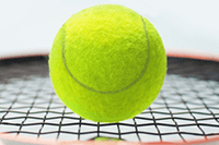 Tennisschläger und ein Tennisball