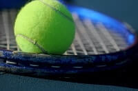 Tennisball auf einem Tennis Schläger